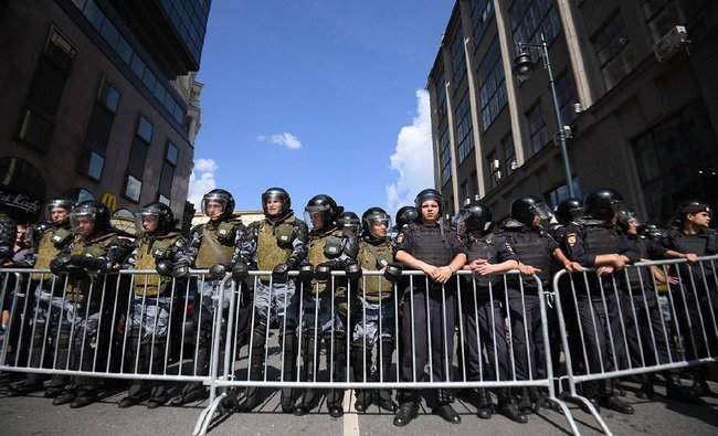 Более 800 человек задержали во время протестов в Москве, - правозащитники 03