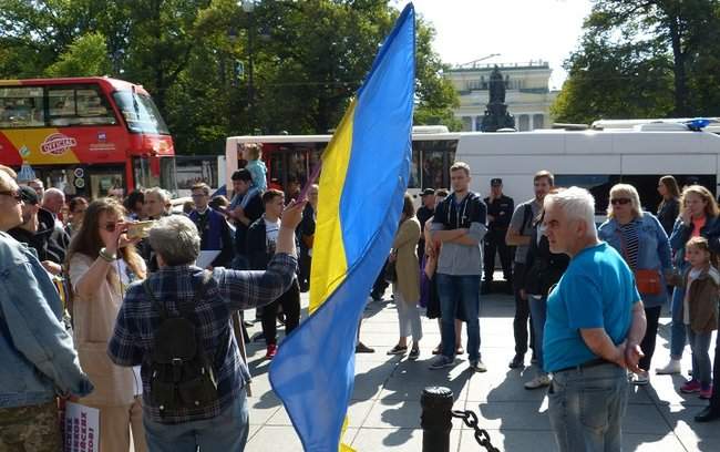 Активиста задержали в Санкт-Петербурге до того, как он начал пикет в поддержку Украины 08