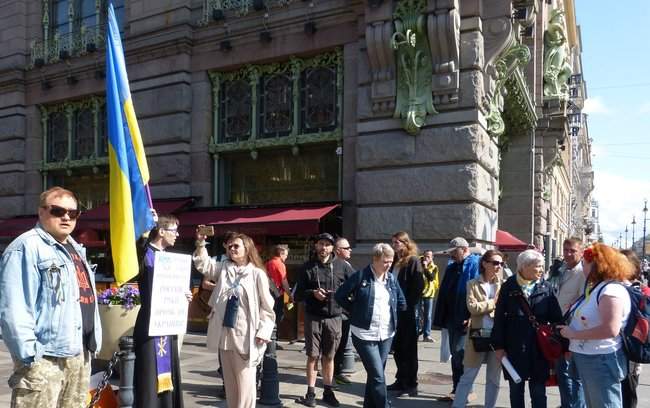 Активиста задержали в Санкт-Петербурге до того, как он начал пикет в поддержку Украины 02