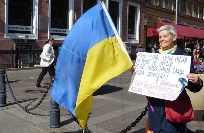 Активиста задержали в Санкт-Петербурге до того, как он начал пикет в поддержку Украины 20