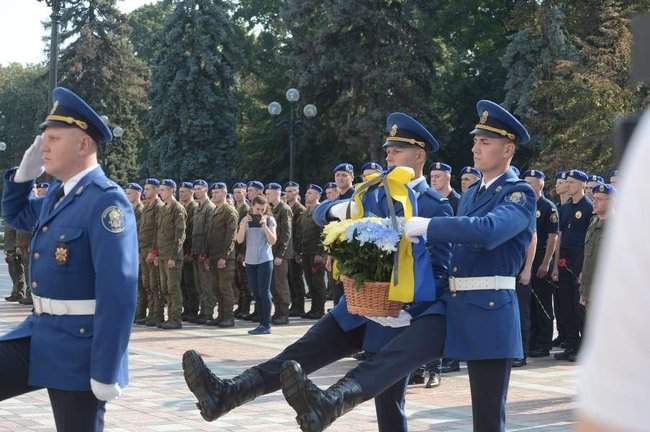 В Киеве почтили память нацгвардейцев, погибших 4 года назад во время беспорядков у Верховной Рады 02