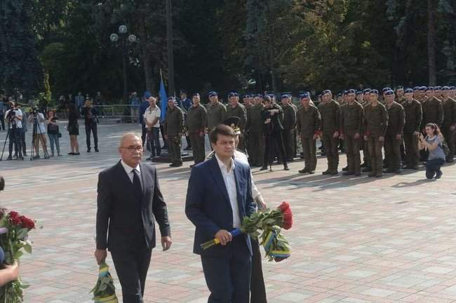 В Киеве почтили память нацгвардейцев, погибших 4 года назад во время беспорядков у Верховной Рады 03
