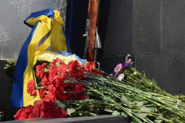 В Киеве почтили память нацгвардейцев, погибших 4 года назад во время беспорядков у Верховной Рады 05