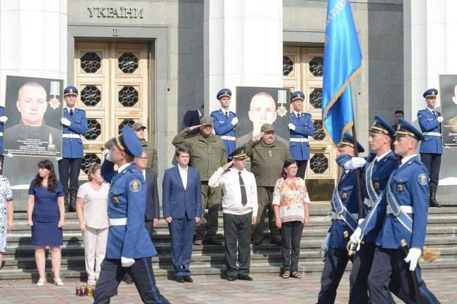 В Киеве почтили память нацгвардейцев, погибших 4 года назад во время беспорядков у Верховной Рады 06