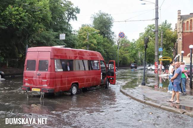 Ночной ураган в Одессе повалил десятки деревьев, оборвал провода, повредил транспорт 14