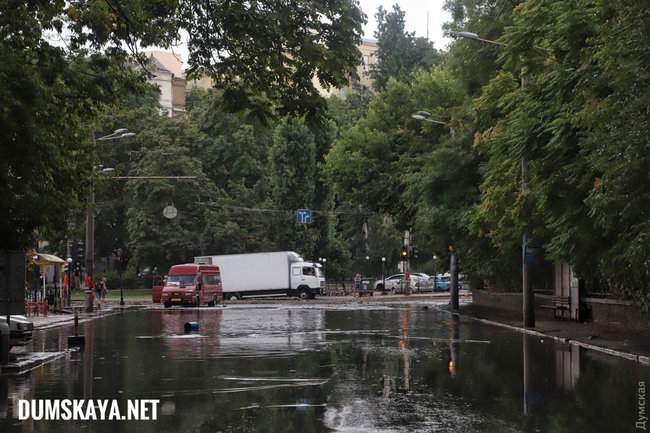 Ночной ураган в Одессе повалил десятки деревьев, оборвал провода, повредил транспорт 17