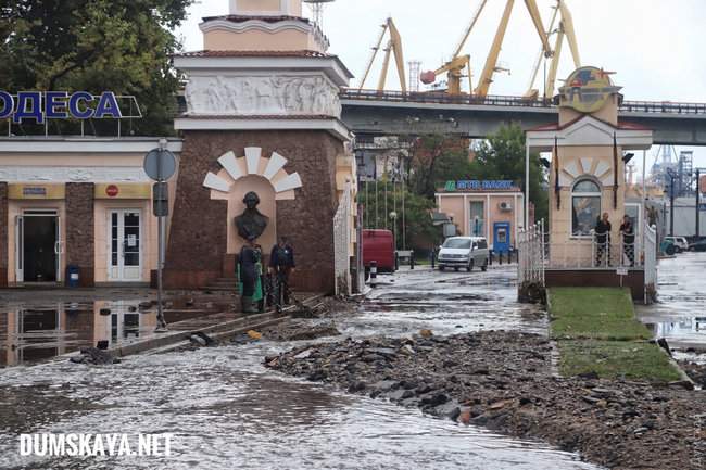 Ночной ураган в Одессе повалил десятки деревьев, оборвал провода, повредил транспорт 18