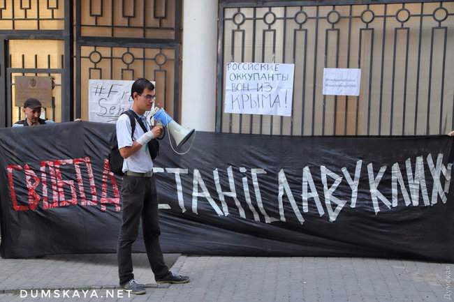 Акция в поддержку узников Кремля прошла под российским консульством в Одессе 01