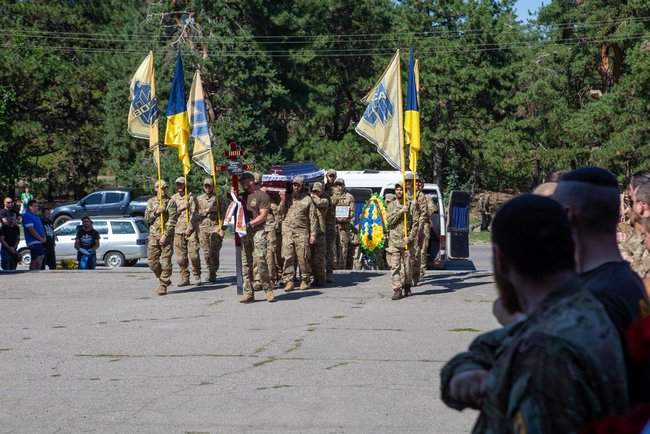 В Днепре простились с погибшим на Светлодарской дуге снайпером Азова Романенко 01