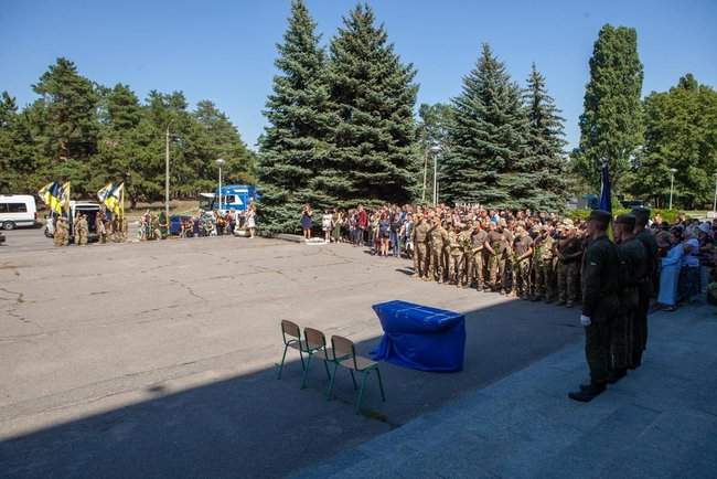 В Днепре простились с погибшим на Светлодарской дуге снайпером Азова Романенко 02