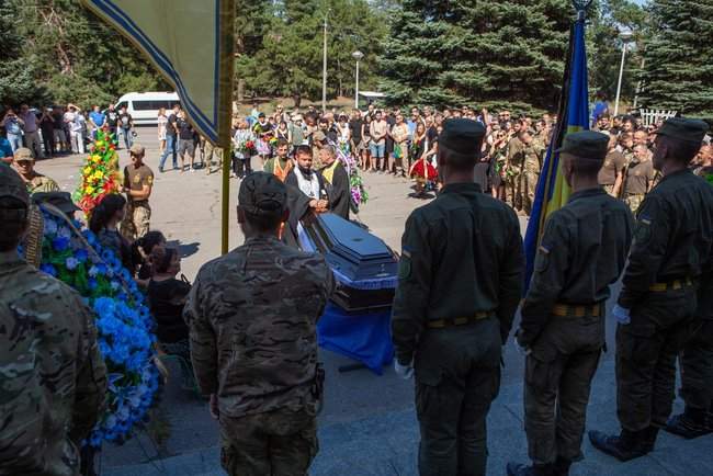 В Днепре простились с погибшим на Светлодарской дуге снайпером Азова Романенко 04