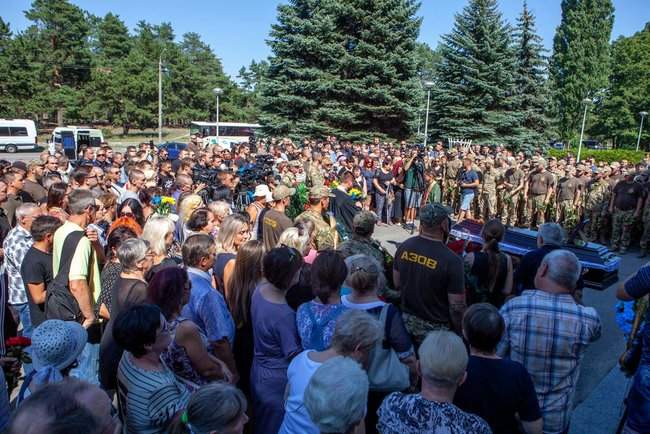 В Днепре простились с погибшим на Светлодарской дуге снайпером Азова Романенко 05