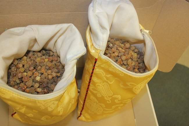 Под видом подушек: злоумышленники пытались вывезти в Китай 60 кг янтаря, но их поймали 01