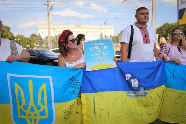 Рекорд Украины: самый длинный флаг с автографами воинов АТО и ООС в Херсоне 02