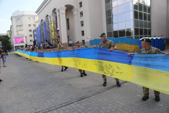 Рекорд Украины: самый длинный флаг с автографами воинов АТО и ООС в Херсоне 04