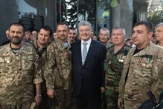 Кравчук, Кучма и Ющенко посетили официальное шествие. Порошенко был на памятных мероприятиях в Минобороны 02