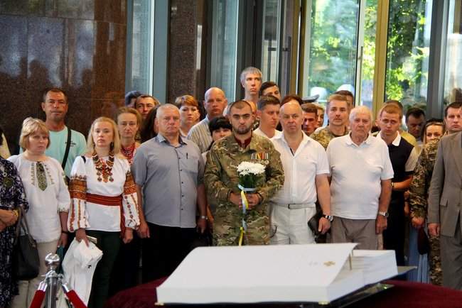 В Министерстве обороны почтили память погибших в этот день с 2014 года 15 украинских героев 09