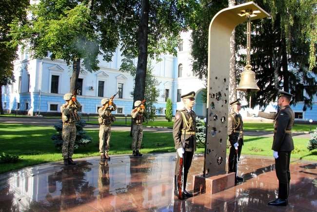В Министерстве обороны почтили память погибших в этот день с 2014 года 15 украинских героев 12