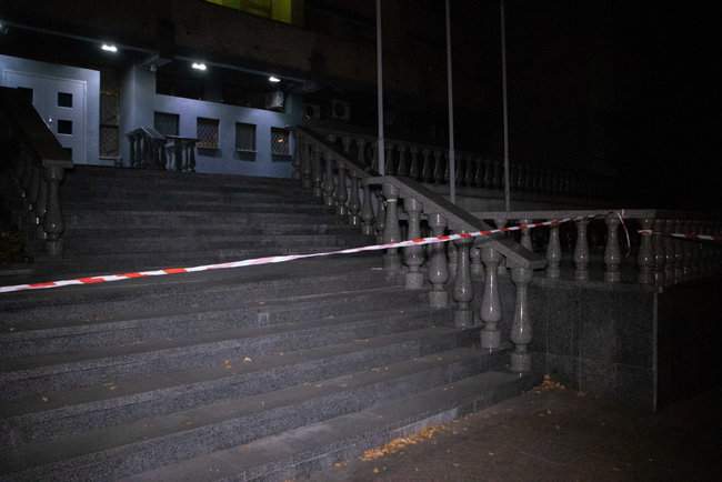 Неизвестные из гранатомета обстреляли здание Мостобуда в центре Киева 01