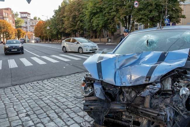 Пьяный водитель Hyundai, уходя от погони в Днепре, протаранил маршрутку: более 10 человек пострадали 01