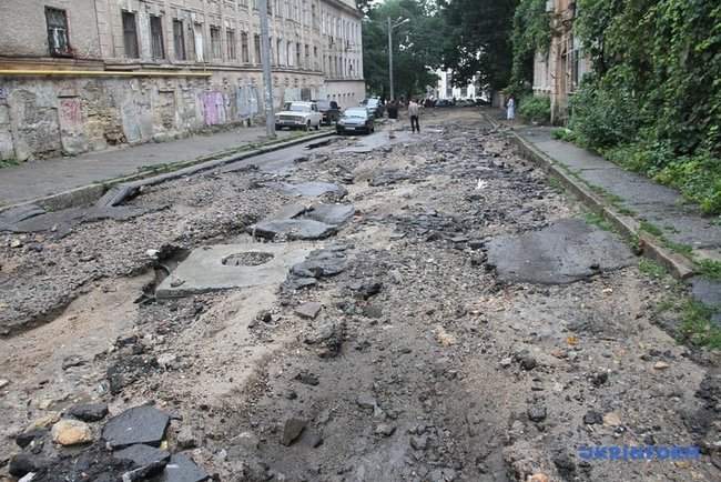 Ночной ураган в Одессе повалил десятки деревьев, оборвал провода, повредил транспорт 05