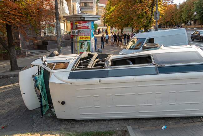 Пьяный водитель Hyundai, уходя от погони в Днепре, протаранил маршрутку: более 10 человек пострадали 02