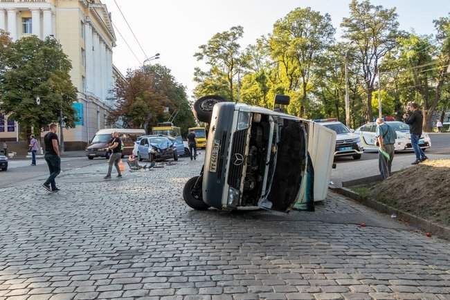 Пьяный водитель Hyundai, уходя от погони в Днепре, протаранил маршрутку: более 10 человек пострадали 03