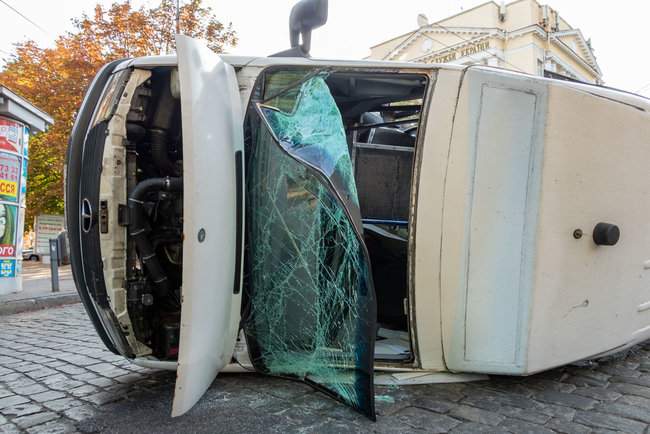 Пьяный водитель Hyundai, уходя от погони в Днепре, протаранил маршрутку: более 10 человек пострадали 04