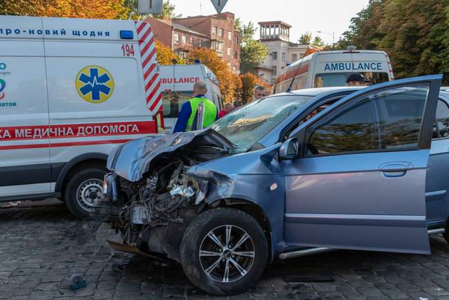 Пьяный водитель Hyundai, уходя от погони в Днепре, протаранил маршрутку: более 10 человек пострадали 05