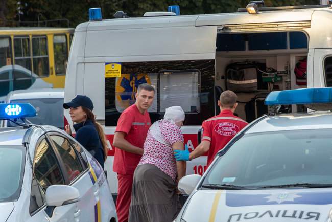 Пьяный водитель Hyundai, уходя от погони в Днепре, протаранил маршрутку: более 10 человек пострадали 06