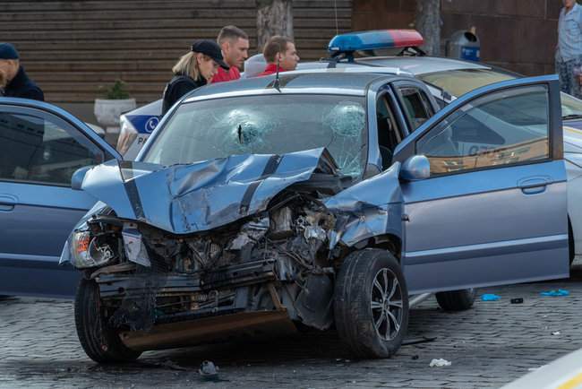 Пьяный водитель Hyundai, уходя от погони в Днепре, протаранил маршрутку: более 10 человек пострадали 07