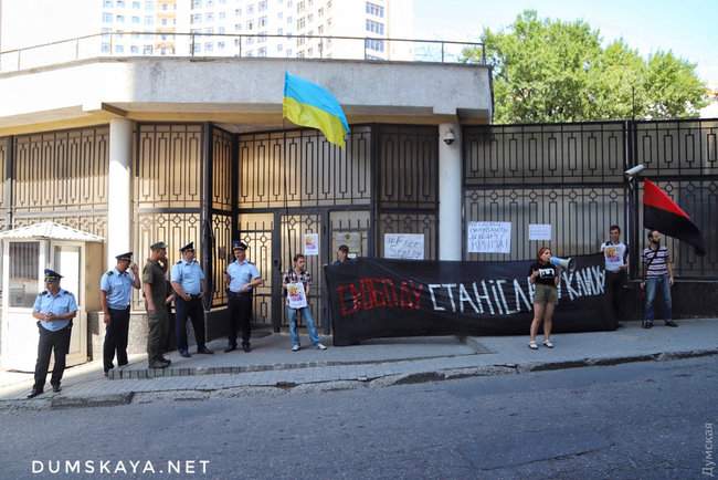 Акция в поддержку узников Кремля прошла под российским консульством в Одессе 08