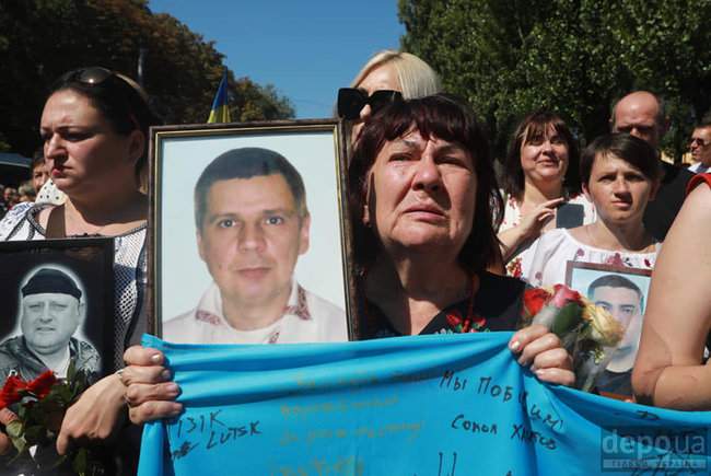 Ветераны на колясках и костылях и портреты погибших Героев, - трогательные моменты Марша защитников Украины 09