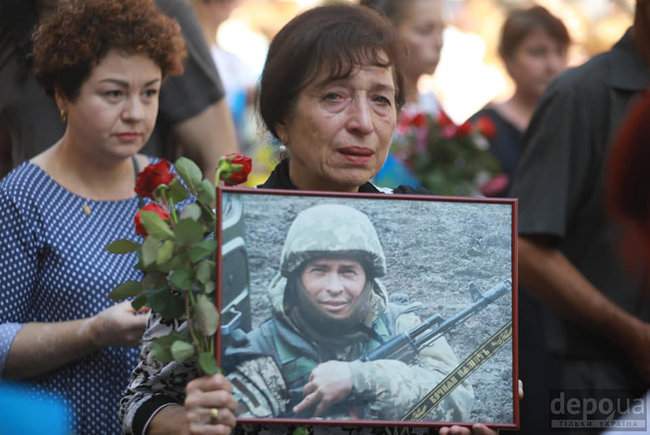 Ветераны на колясках и костылях и портреты погибших Героев, - трогательные моменты Марша защитников Украины 10