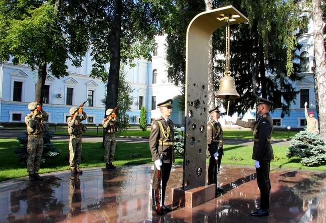 В Министерстве обороны почтили память погибших в этот день с 2014 года 15 украинских героев 28