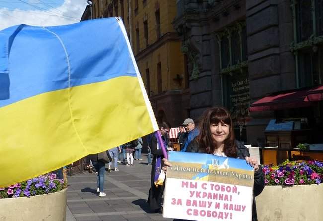 Активиста задержали в Санкт-Петербурге до того, как он начал пикет в поддержку Украины 16