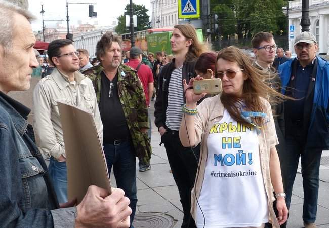 Активиста задержали в Санкт-Петербурге до того, как он начал пикет в поддержку Украины 10