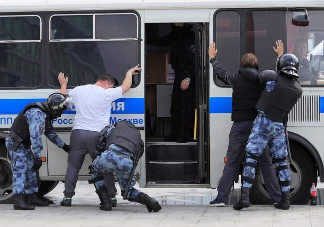 В Москве проходит акция протеста, задержаны около 300 человек 08