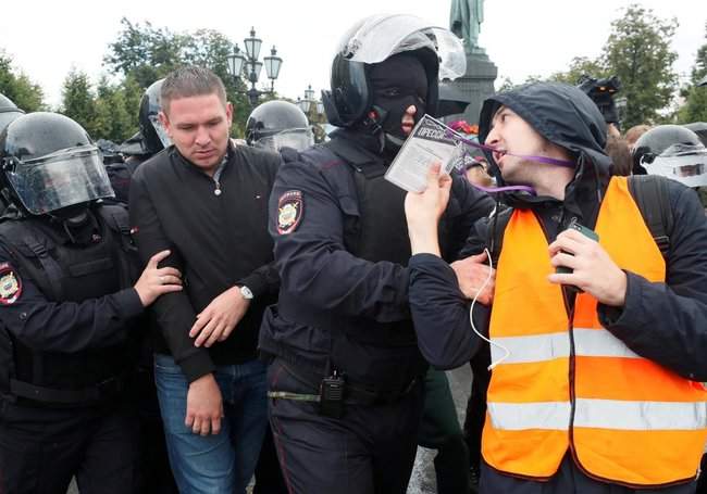 В Москве проходит акция протеста, задержаны около 300 человек 03