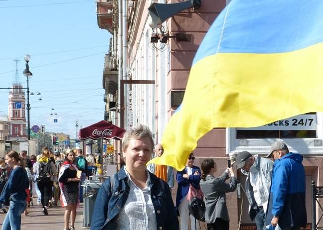 Активиста задержали в Санкт-Петербурге до того, как он начал пикет в поддержку Украины 30