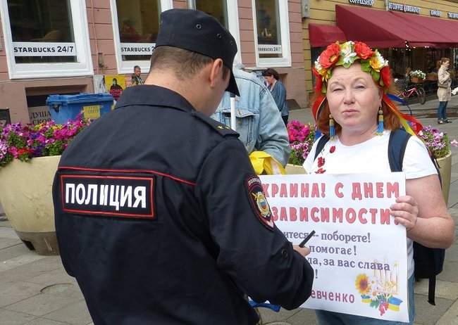 Активиста задержали в Санкт-Петербурге до того, как он начал пикет в поддержку Украины 26
