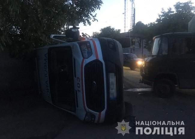 В Днепре грузовик на пропустил на перекрестке скорую, пятеро пострадавших, - Нацполиция 02