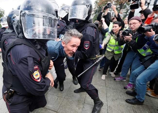 В Москве проходит акция протеста, задержаны около 300 человек 13