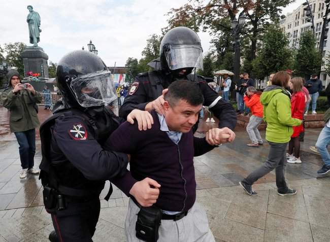 В Москве проходит акция протеста, задержаны около 300 человек 09