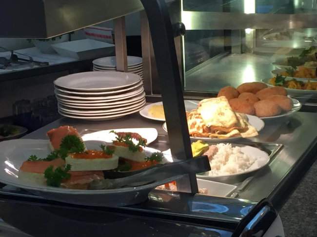 Бутерброды с икрой за 55 грн и филе семги за 174: чем кормят новоизбранных депутатов в столовой Рады 03