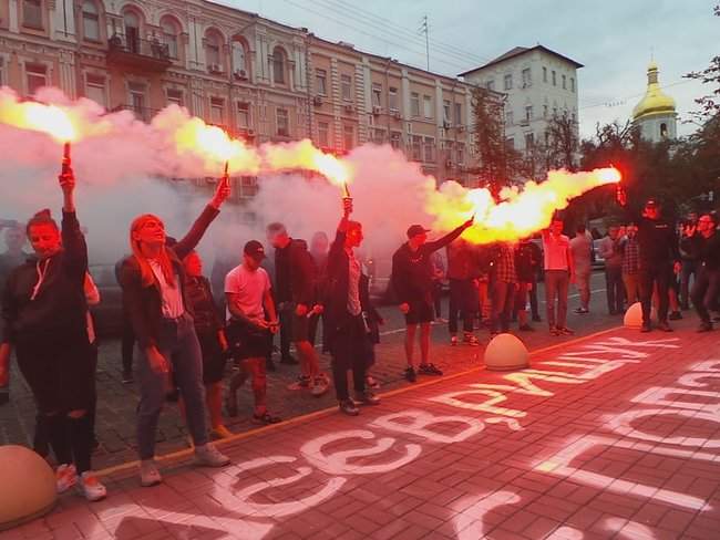 Баканов, звони этому черту Луценко, - активисты пикетировали здание СБУ в годовщину нападения на Гандзюк 03