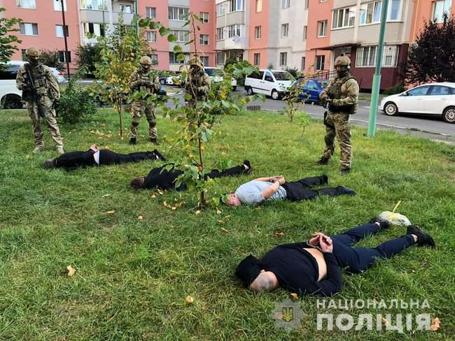 Полиция Киевщины задержала вооруженную группу грабителей элитных квартир 01