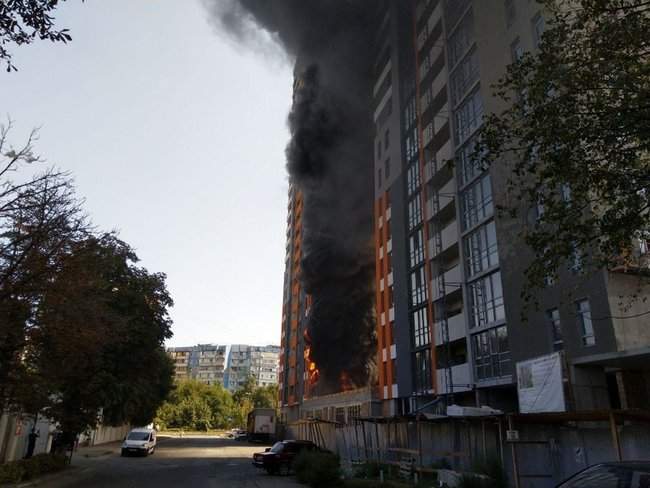 Пожар в столичной новостройке: небо заволокло черным дымом 01