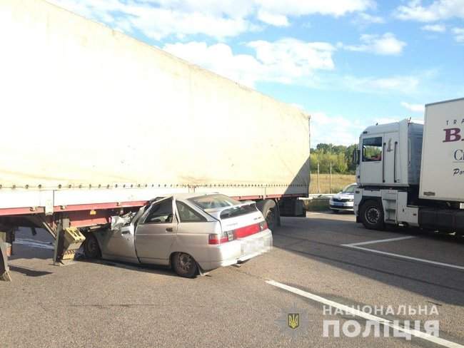 ВАЗ въехал в грузовик на Харьковщине: погибли три человека 02