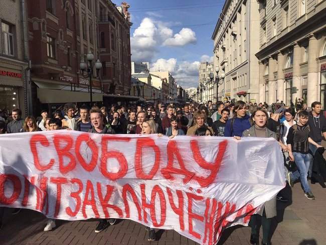 Более 800 человек задержали во время протестов в Москве, - правозащитники 02